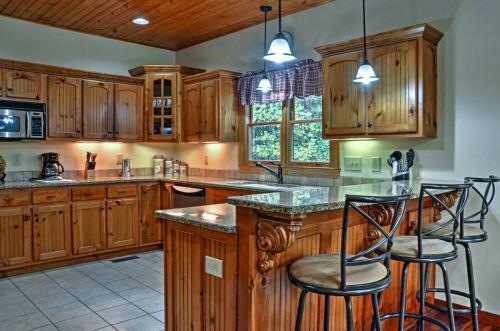 Grand Ellijay Cabin With Mountain Views And Pool Table!