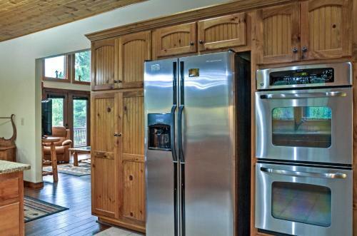 Grand Ellijay Cabin With Mountain Views And Pool Table!