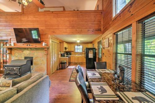 Private Ellijay Cabin With Deck, Fire Pit And Amenities