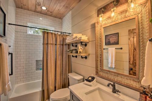 Cork And Creek Cottage With Mtn And Pasture Views!