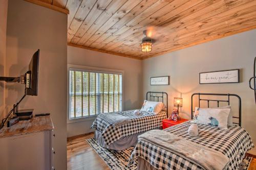 Cork And Creek Cottage With Mtn And Pasture Views!