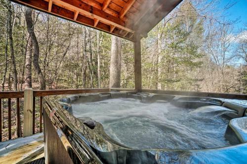 Epworth Escape With Deck, Fire Pit, Hot Tub, Views!