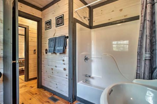 Epworth Escape With Deck, Fire Pit, Hot Tub, Views!