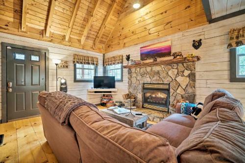 Epworth Escape With Deck, Fire Pit, Hot Tub, Views!