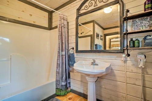 Epworth Escape With Deck, Fire Pit, Hot Tub, Views!