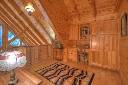 Thunder Falls- Cabin Perched Over 10ft Waterfalls!