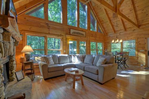 Thunder Falls- Cabin Perched Over 10ft Waterfalls!
