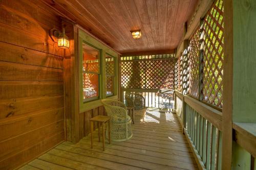 Thunder Falls- Cabin Perched Over 10ft Waterfalls!