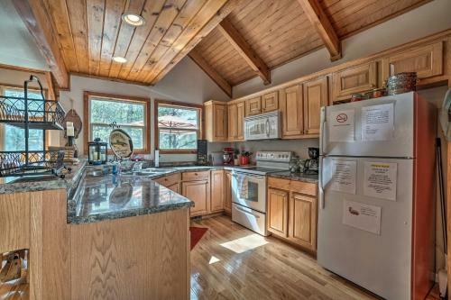 Christoffs Chalet With Hot Tub - 2 Mi To Downtown