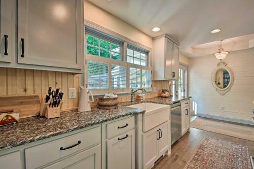 Luxury Lakefront Hiawassee Cottage With Boat Dock!