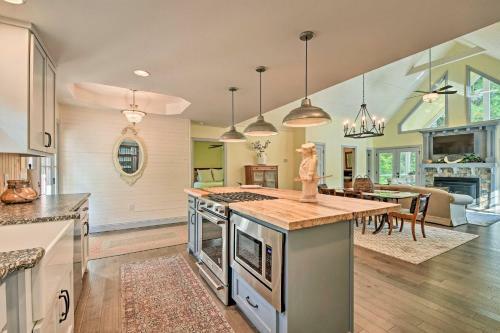 Luxury Lakefront Hiawassee Cottage With Boat Dock!