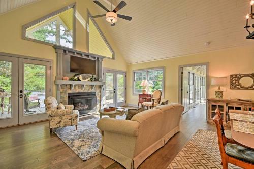 Luxury Lakefront Hiawassee Cottage With Boat Dock!