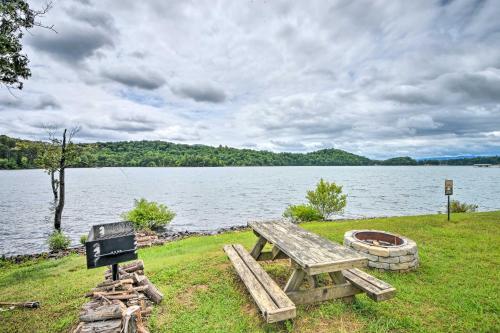 Townhome With Fire Pit, Lake View, Pets Welcome!