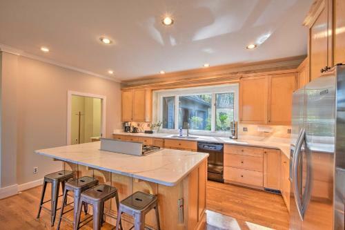 Big Canoe Resort Home With 3 Decks And Mtn Views!