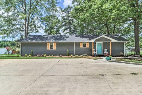 Waterfront Lake Sinclair Home With Boat Dock!