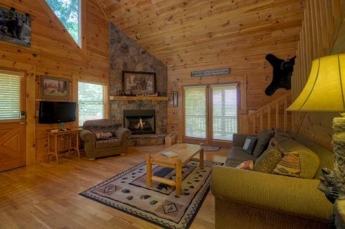 Bear Ridge Hideaway- Secluded Mtn View