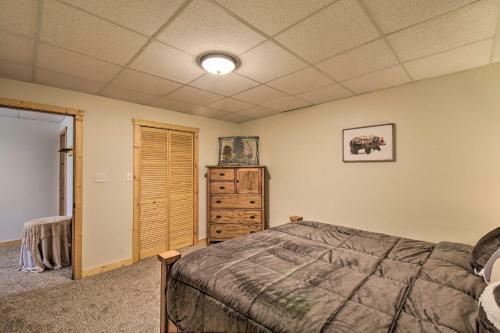 Spacious Cabin With Furnished Deck And Fire Pit!