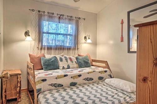 Pet-friendly Wanderlust Cabin 5mi To Helen!