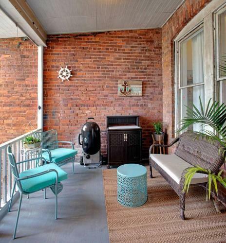 4 Bedroom Large Renovated Townhouse
