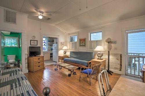 Tybee Island Blue Cottage With Patio, Walk To Beach