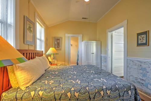 Tybee Island Blue Cottage With Patio, Walk To Beach