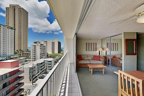 Pacific Monarch - Ocean-view Balcony - Pool & Spa Hotel Room