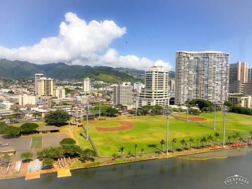 Hawaiian Monarch - Ocean-view Corner Unit With Pool Hotel Room