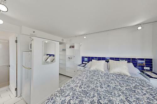 Hawaiian Monarch - Ocean-view Corner Unit With Pool Hotel Room