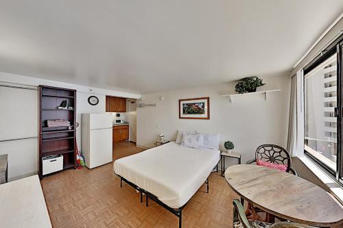 Hawaiian Monarch - Canal-view Studio - Pool & Gym Hotel Room