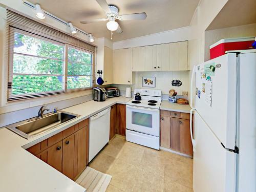 Idyllic 1br Oceanfront Cottage