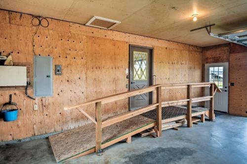 Farmhouse In Country Setting 5 Mi To Gravity Hill!