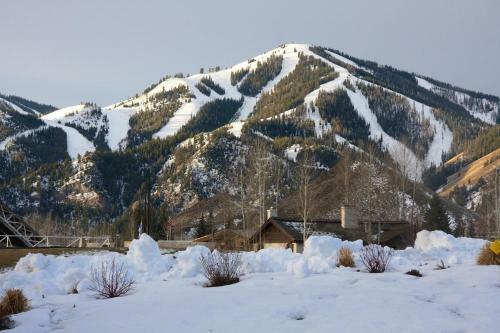 Upscale 1 Bedroom Timbers, Walk To Town