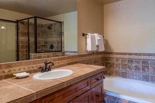 Upscale 3 Bedroom Timbers Condo, Walk To Town