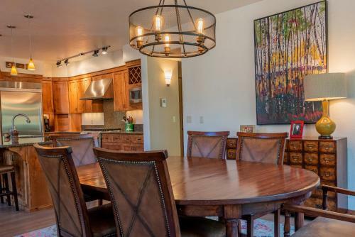 Upscale 3 Bedroom Timbers Condo, Walk To Town