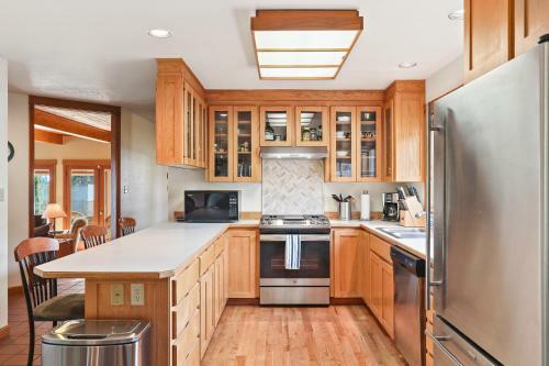 Lakeview Home With New Hot Tub - Sleeps 10