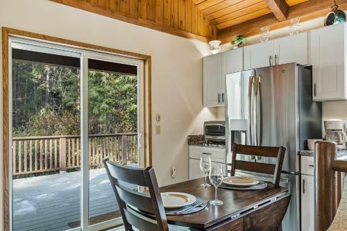 Cozy One Bedroom With Privacy - Community Beach Access