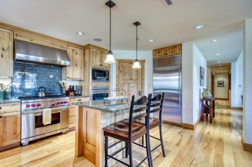 Elkhorn Springs Retreat With Baldy Views