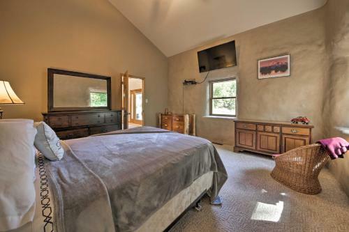 Peaceful Custom Carbondale Home With Pool Near Siu!
