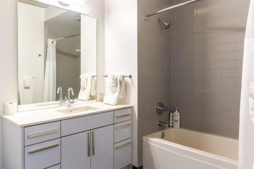 2br Modern Luxury Apartment With Balcony, Rooftop Pool & Gym By Envitae