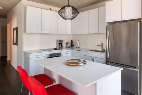 2br Modern Luxury Apartment With Balcony, Rooftop Pool & Gym By Envitae