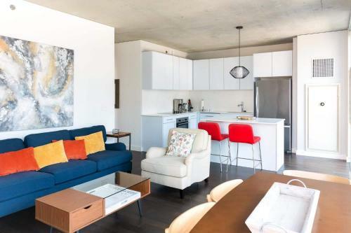 2br Modern Luxury Apartment With Balcony, Rooftop Pool & Gym By Envitae