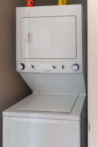 2br Modern Luxury Apartment With Balcony, Rooftop Pool & Gym By Envitae