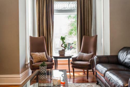Swank Victorian Near United Center W/ Backdeck