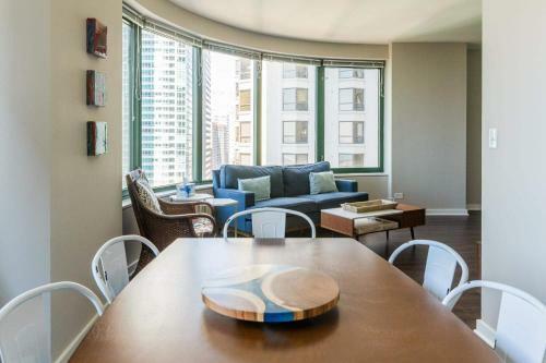 Apartamento 2br Navy Pier Loft With Pool, Gym & Views By Envitae
