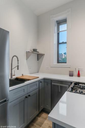 One Bedroom Suite In East Lincoln Park