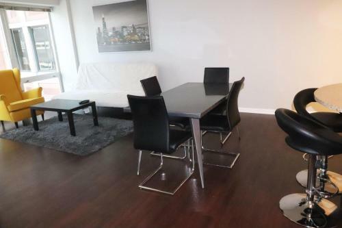 Apartamento Had A Pleasant Visit On Dch 215 West Washington