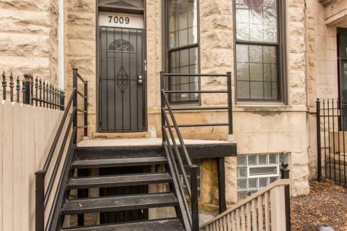 4 Bedroom, 2 Full, 2 Half Bath South Side Greystone Townhome