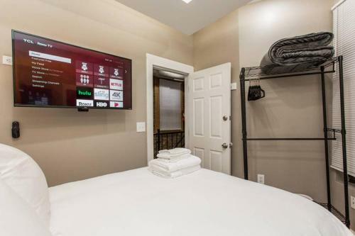 4 Bedroom, 2 Full, 2 Half Bath South Side Greystone Townhome