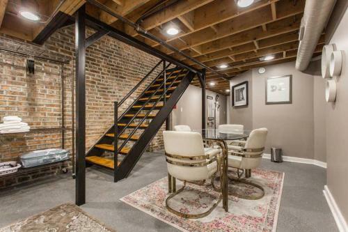 4 Bedroom, 2 Full, 2 Half Bath South Side Greystone Townhome