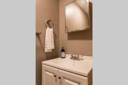 4 Bedroom, 2 Full, 2 Half Bath South Side Greystone Townhome